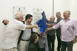 Imagem: Pessoas fazendo o discerramento da placa de inauguração da ampliação da velocidade de Internet na UFC (Foto: Viktor Braga/UFC)