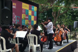 Imagem: Músicas tocando instrumentos em um palco ao ar livre, na Casa de José de Alencar (Imagem: Reprodução/UFCTV)