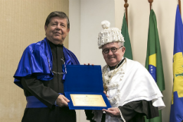 Imagem: Prof. Enrique Castellón e reitor Henry Campos