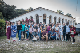 Imagem: Foto dos participantes do curso em frente a um sítio da rota do café verde