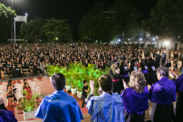 Imagem: foto de professores com beca olhando a multidão de formandos na Concha Acústica