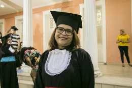 Imagem: Foto de uma senhora com besca e chapéu