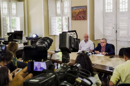 Imagem: Reitor Henry Campos e pró-reitor Almir Bittencourt durante entrevista coletiva