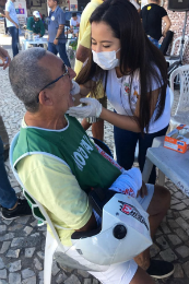 Imagem: Avaliação da saúde bucal foi realizada com os moradores (Foto: divulgação)