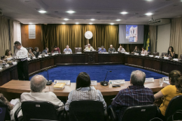 Imagem: foto de pessoas em reunião em formato de círculo