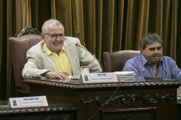 Imagem: Foto de um homem branco sentado sorrindo. Ao lado, um homem negro, também sentado