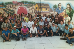 Imagem: Foto de várias pessoas reunidas posando para a foto