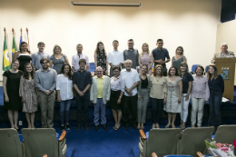 Imagem: foto do grupo de servidores que tomou posse junto com o reitor e a pró-reitora adjunta de gestão de pssoas