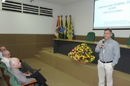 Imagem: Foto de homem, em pé, falando ao microfone