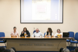 Imagem: Compuseram a mesa de abertura a presidente da Comissão de Direitos Humanos da UFC, Profª Beatriz Xavier; a pró-reitora da PROGEP, Marilene Soares, O reitor Henry Campos, a assistente social da PROGEP, Ana Paula Carvalho; e a coordenadora-geral do SINTUFCE, Keila Camelo (Foto: Ribamar Neto)