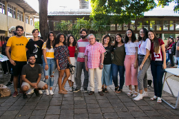 Foto posada do reitor Henry Campos com os estudantes de Design e Arquitetura da UFC