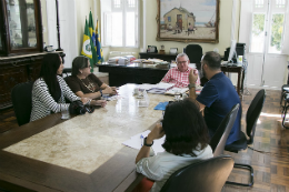 Imagem: Reitor Henry Campos recebeu ata conjunta informando o resultado da votação na assembleia (Foto: Ribamar Neto/UFC)