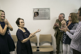 Imagem: A cerimônia de inauguração dos biotérios contou com homenagem à Profª Maria da Guia, criadora do Biotério Central da UFC (Foto: Ribamar Neto/UFC)