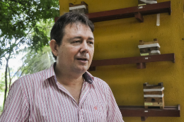 Imagem: O Prof. Breno Freitas, do Departamento de Zootecnia, é um dos autores da obra (Foto: Ribamar Neto/UFC)