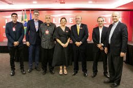 Imagem: Além dos empresários e do reitor, estiveram presentes no evento outras autoridades universitárias da UFC (Foto: Ribamar Neto/UFC)