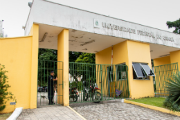 Imagem: Portão de acesso à Reitoria da UFC pela Rua Nossa Senhora dos Remédios (Foto: Ribamar Neto/UFC)