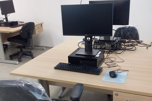 Imagem: foto de um computador de mesa preto