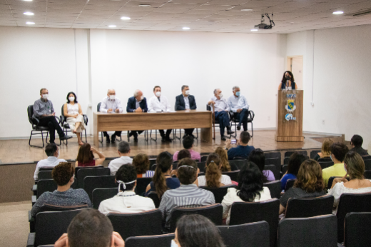 Imagem: Foto da mesa de abertura do evento de inauguração do novo Laboratório de Bioagentes Patogênicos de nível de biossegurança 3 da UFC