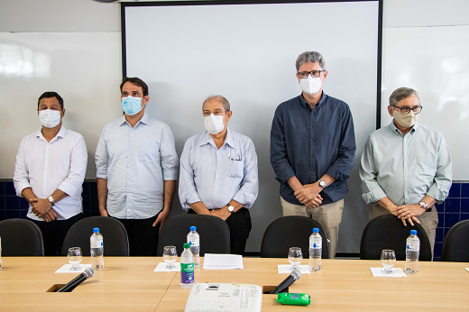 Imagem: O prefeito de Russas, Sávio Gurgel, deputado estadual Salmito Filho, o diretor do Campus de Russas, Lindberg Gonçalves, o pró-reitor de Relações Internacionais, Augusto Albuquerque, e o diretor-presidente do PARTEC, Fernando Nunes (Foto: Ribamar Neto/UFC)