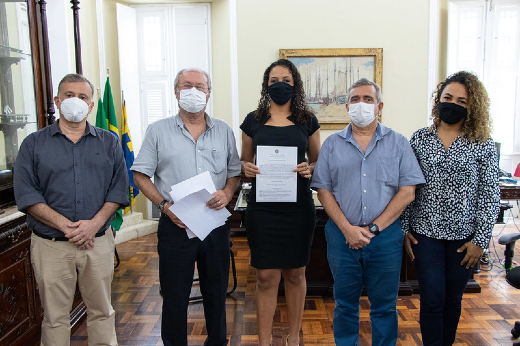 Imagem: Foto da técnica de laboratório Jussara Ribeiro de Morais recebendo o termo de posse de servidora da UFC