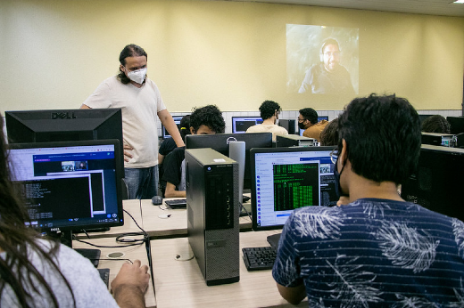 Imagem: Foto da aula dos professores Henrique Pequeno e Wellington Sarmento no laboratório do Instituto UFC Virtual