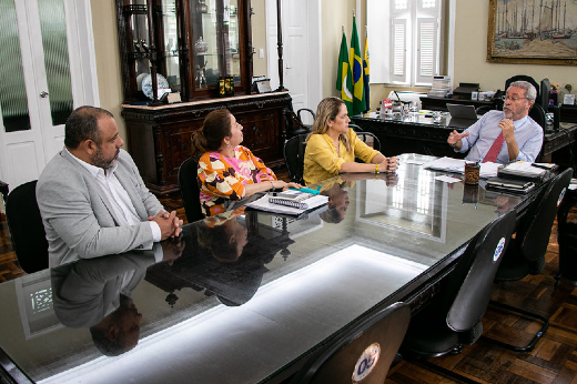 Imagem: Foto da reunião do reitor da UFC, Prof. Cândido Albuquerque, com a reitora da UVA, Profª Izabelle Mont'Alverne