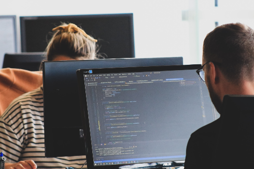 Imagem: Duas pessoas usando computadores, sentadas (Foto: Divulgação)