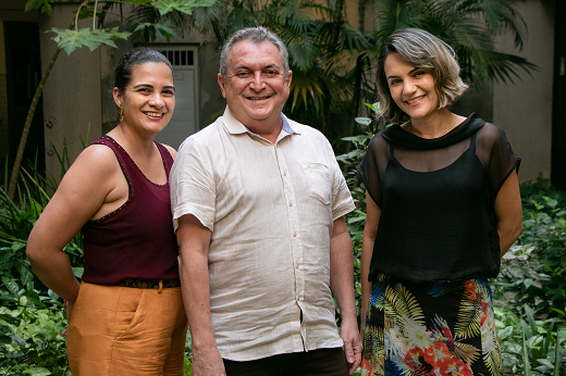 Imagem: Professores Gabriela Belmont de Farias, Luiz Tadeu Feitosa e Maria Giovanna Guedes Farias, do Grupo de Pesquisa Competência e Mediação em Ambientes de Informação (Foto: Ribamar Neto/UFC)