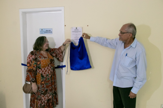 Imagem: Foto do vice-reitor Glauco Lobo e da professora Denise Corrêa descerrando a placa 