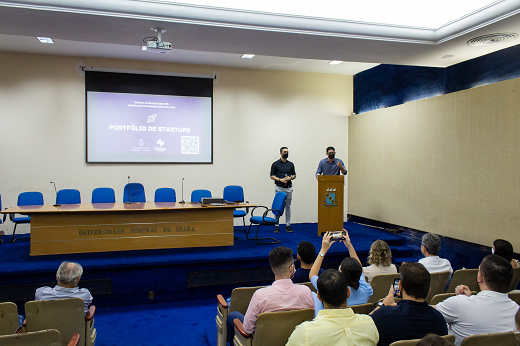 Imagem: Duas pessoas em pé no ponto mais alto de um auditório da UFC, durante evento de mostra de startups (Foto: Ribamar Neto/UFC)