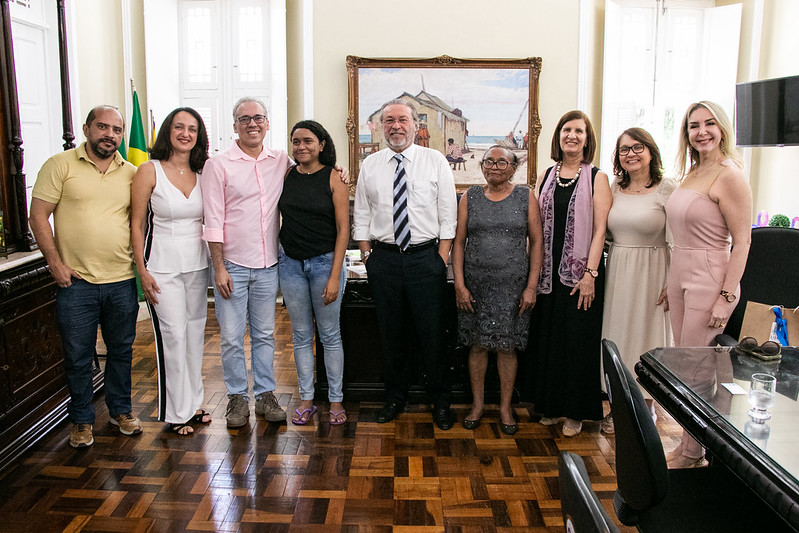 Imagem: Foto posada da reunião do reitor Cândido Albuquerque com a estudante Laianne Lima no gabinete da Reitoria da UFC