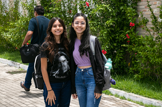 Imagem: Duas alunas do Curso de Engenharia da Computação, lado a lado, de pé, posando para a foto (Foto: Ribamar Neto/UFC)