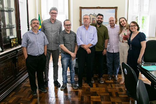 Imagem: Foto posada dos novos diretores do Campus de Crateús ladeados pelo reitor e cinco pró-reitores