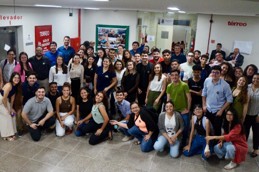 Imagem: Foto posada de estudantes, servidores técnico-administrativos e professores do Curso de Ciências Atuariais