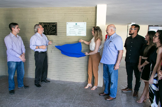 Imagem: Foto do instante de descerramento da placa da reforma do Restaurante Universitário 1 do Pici com o reitor Cândido Albuquerque e a pró-reitora Nadja Dutra 