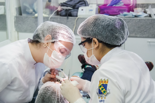 Imagem: Dentistas atendendo pacientes 