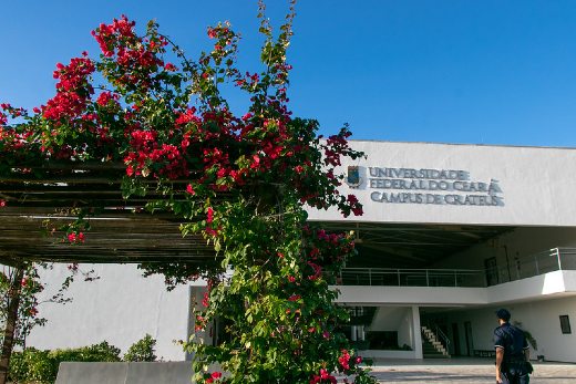 Imagem: foto da fachada do campus de Crateús