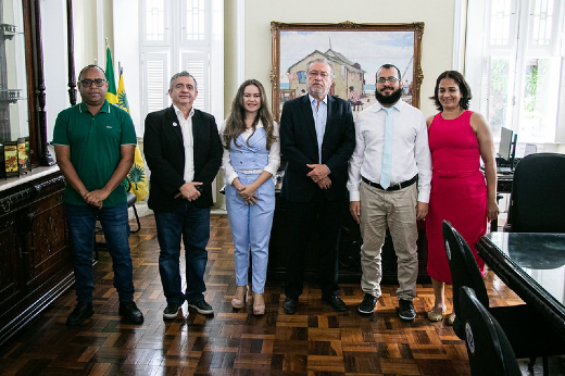 Imagem: Foto posada do reitor Cândido Albuquerque, o pró-reitor Marcus Vinícius e quatro servidores