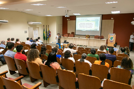 Imagem: Foto do auditório Prof. Valnir Chagas durante o encontro dos servidores da Pró-Reitoria de Extensão da UFC