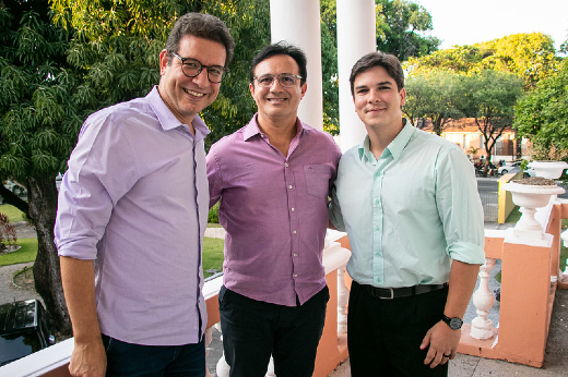 Imagem: Foto posada do deputado estadual Renato Roseno, do reitor Custódio Almeida e do vereador de Fortaleza, Gabriel Aguiar, na varanda da Reitoria da UFC