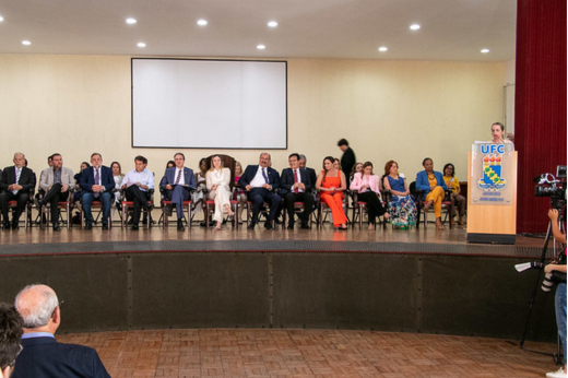 Imagem: Foto da mesa de autoridades na abertura da reunião do Conselho Nacional de Educação