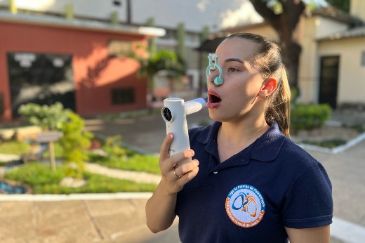 Imagem: jovem de blusa azul marinho faz teste de espirometria