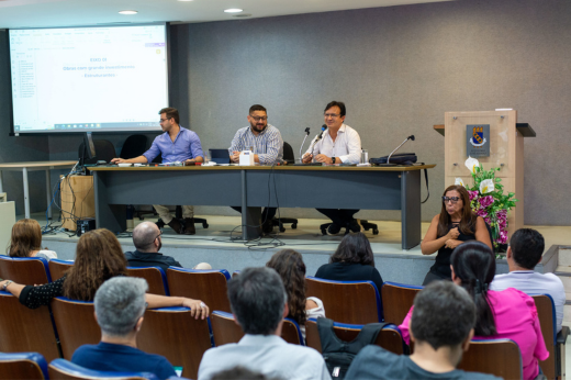 Imagem: Foto do reitor Custódio Almeida, do diretor do CH Cícero Miranda e do servidor técnico-administrativo Matheus Pereira na mesa