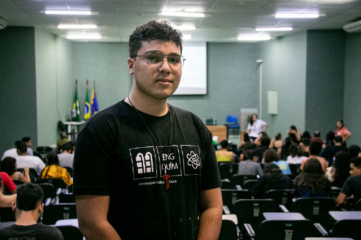 Imagem: Estudante Davi Carvalho posa para foto 