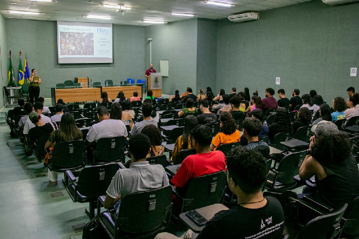 Imagem: vista geral auditório do auditório do Centro de Ciências, com alunos sentados 