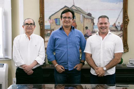 Imagem: Foto posada do reitor Custódio Almeida, com o diretor Heitor Freire, da SUDENE, e do presidente da Fundação CETREDE, Francisco Rabelo