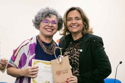 Vice-reitora da UFC, Diana Azevedo, posa com certificado na mão, ao lado da presidente da ABMCJ, Ana Paula de Holanda