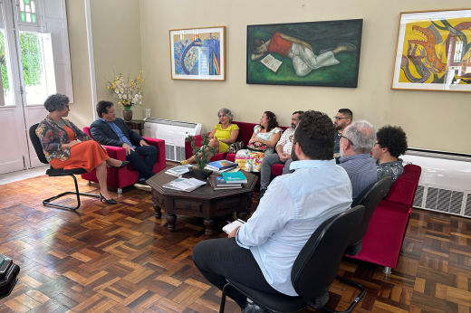 Imagem: Foto das pessoas sentadas em reunião nos sofás e poltronas do Gabinete da Reitoria da UFC