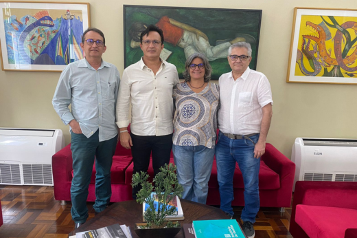 Imagem: Foto posada do reitor Custódio Almeida, do chefe de Gabinete da Reitoria, Carlos Almir Monteiro, da pró-reitora de Extensão Bernadete Porto e do Prof Francisco Assis Filho