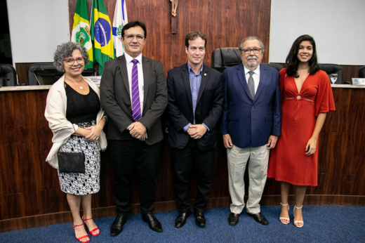 Imagem: Foto posada da vice-reitora Diana Azevedo, do reitor Custódio Almeida, do vereador Júlio Brizzi, do ex-reitor da UFC, René Barreira e de Marina Lopes, representante do Diretório Central dos Estudantes